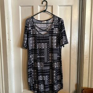 Bobbie Brooks Black and White Geometric Short Sleeve Top